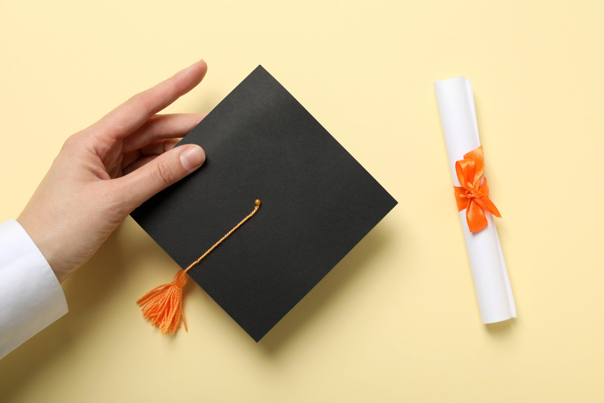 the,hat,of,a,university,graduate,,in,his,hands.